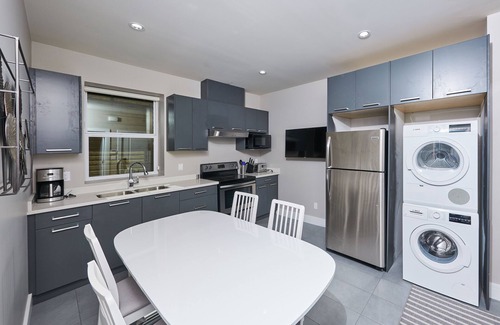 Burnaby Apartment | Family Friendly 7 Bed Rooms house The Chateau - ST No. 00177094
