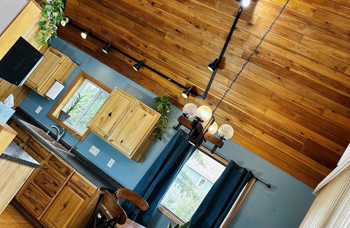 Mid-Hillside House | Family-friendly and Pet-friendly