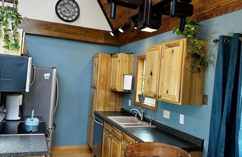 Mid-Hillside House | Family-friendly and Pet-friendly