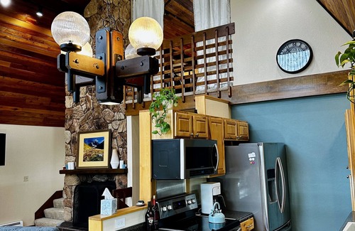 Mid-Hillside House | Family-friendly and Pet-friendly