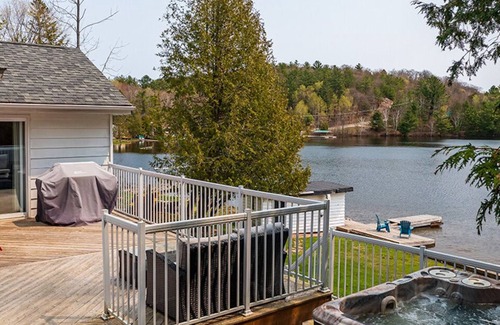 Dorset Cottage | Family friendly cottage right on Lake of Bays! Pet-friendly with a hot tub
