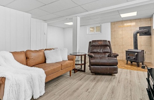 Dorset Cottage | Family friendly cottage right on Lake of Bays! Pet-friendly with a hot tub