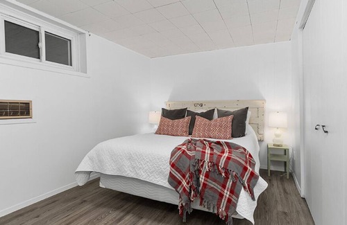 Dorset Cottage | Family friendly cottage right on Lake of Bays! Pet-friendly with a hot tub