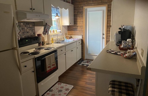Tifton Cottage | Family friendly country cottage 3 min to I75 -3 bedroom 1 bath central ac & heat