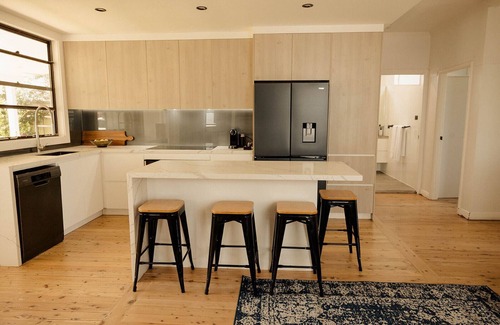 Tighes Hill House | Family-Friendly Escape | Walk to Cafés & Creek