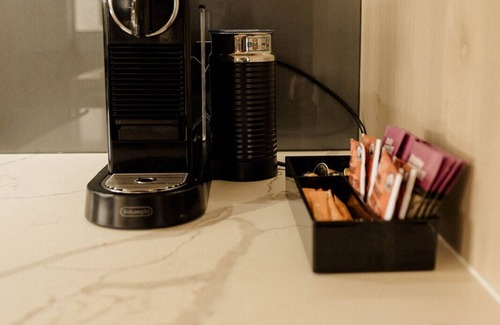 Tighes Hill House | Family-Friendly Escape | Walk to Cafés & Creek