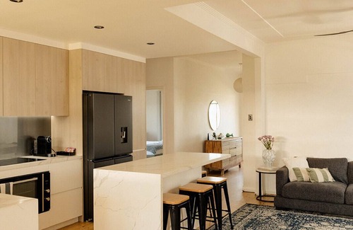 Tighes Hill House | Family-Friendly Escape | Walk to Cafés & Creek