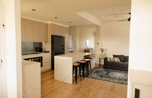 Tighes Hill House | Family-Friendly Escape | Walk to Cafés & Creek