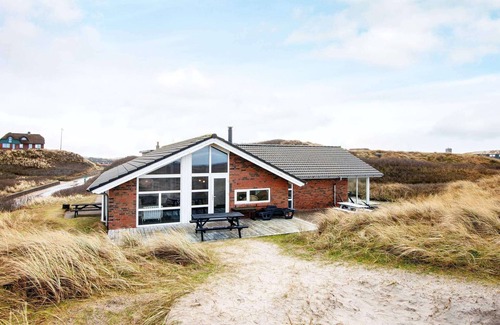 Henne Strand House | Family-friendly Haven with Pool - By Traum Ferienwohnungen