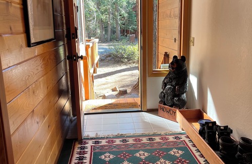 Truckee House | Family friendly home set amongst the pines, and backing up to a National Forest