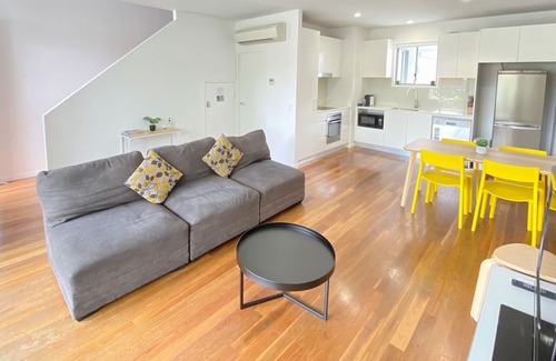 Varsity Lakes House | Family-Friendly Modern 3BR home near Gold Coast Attractions
