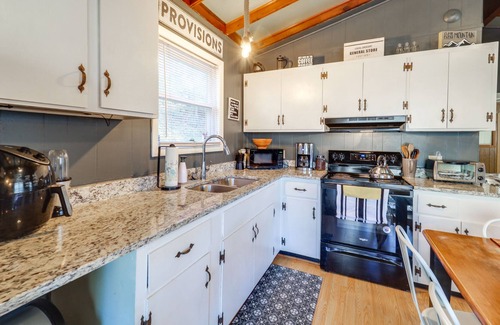 Newland Cottage | Family-Friendly Newland Cottage w/ Fire Pit!