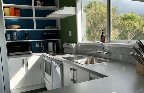 Waikanae House | Family Friendly Beach Retreat - 2 minute walk to beach