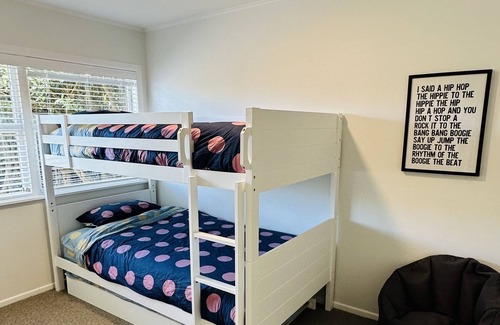 Lynmore House | Family friendly retreat - 1 min walk to redwoods, large back lawn and sunny deck