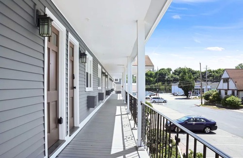 Beverly Hotel | Family-friendly Unit with Free Guest Parking and a Fully Equipped Kitchen