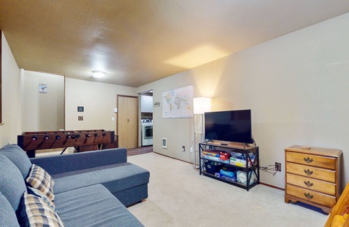 Hyak Cabin | Family-friendly ski cabin with private hot tub, mountain and slope views, Wifi