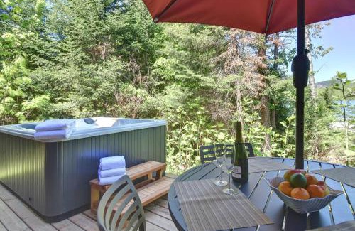 Lac Superieur Village Ski Chalet | Family friends lake access & hot tub