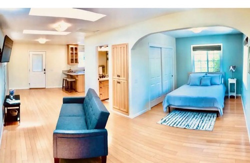 Medford Cottage | Family Fun 5 -bedrooms with pool and hot tub