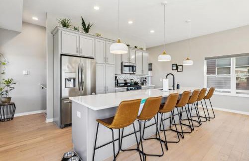 Sandusky House | Family Fun Near Cedar Point - Rooftop Lake Views