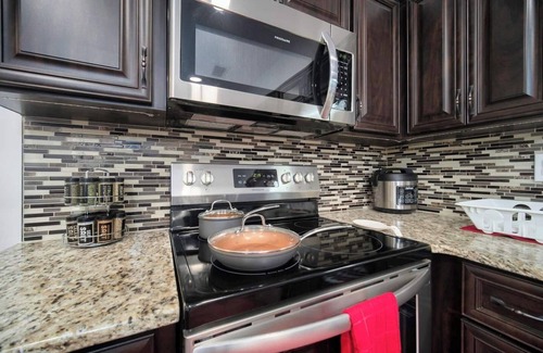 Southside House | ~Family Funhouse Sleeps 12 Heated Pool & Spa~