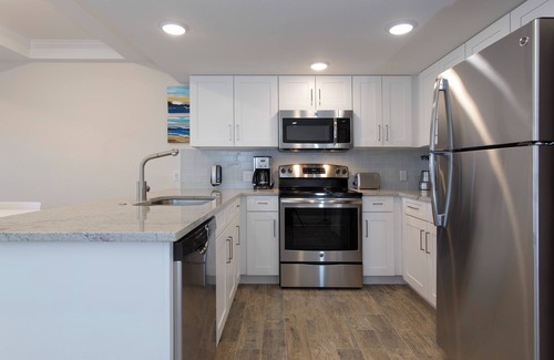 Indian Shores Hotel | Family Getaway! 2 Awesome Units, Pool, Fishing, Bbq Facilities