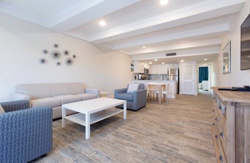 Indian Shores Hotel | Family Getaway! 2 Awesome Units, Pool, Fishing, Bbq Facilities