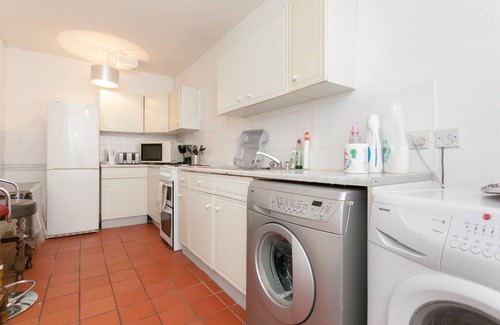 Bonnington House | FAMILY & GROUP FRIENDLY - a great location and spacious!