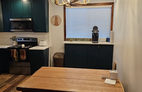 Rockwood Cabin | Family/Group, Pet Friendly Lodge. 2 Private acres @ 7 Springs offsite!