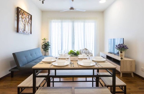 Seri Tanjung Pinang House | Family home close to Straits Quay