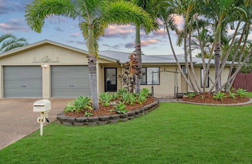 Mount Louisa House | Family Home With Pool In Mount Louisa