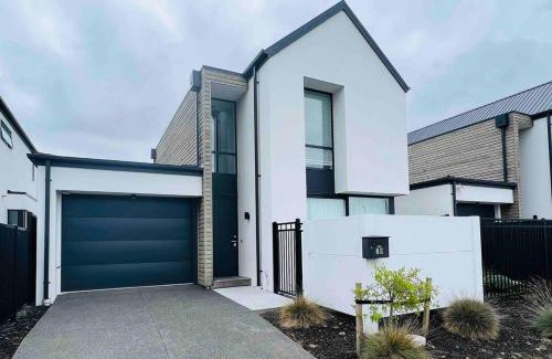 Russley House | Family House Airport Heaven