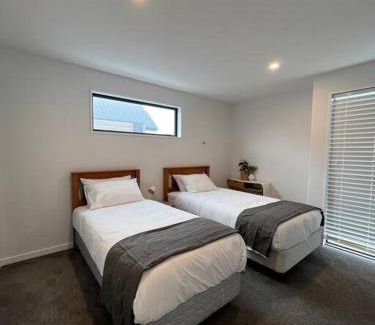 Russley House | Family House Airport Heaven