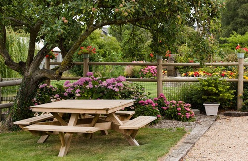 Dragey-Ronthon Cottage | Family house with enclosed garden and animals, near the beach