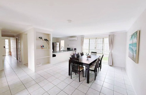 Kuraby House | Family & Pet-Friendly 4BR Home – Freshly Renovated near Transport & Malls