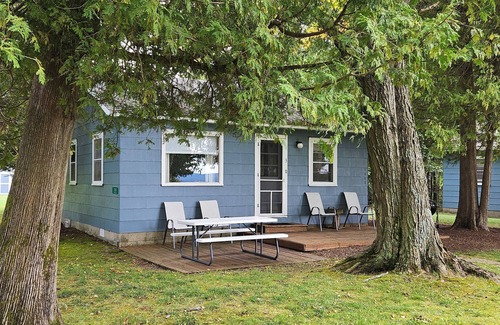 Maple City House | Family resort cottage 3 on Big Glen Lake-Rent 1 or 5 -Dock,m Kayaks, Rowboat