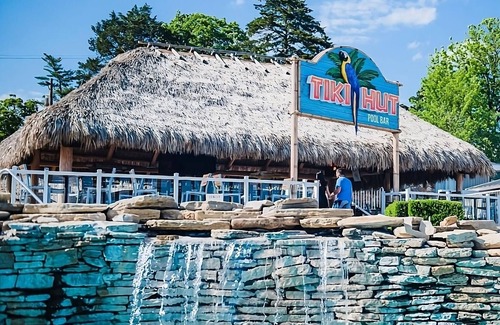 Osage Beach Hotel | Family Retreat! 2 Great Units, Pool, Free Parking, Near Lake of the Ozarks