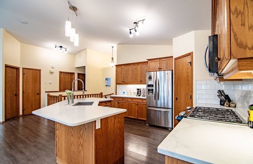 Sylvan Lake House | Family retreat backing onto the golf course, bring your kids and fur babies !
