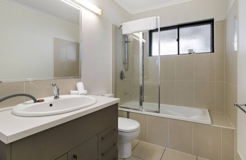 Stafford Apartment | Family-Size Duplex In Quiet Neighbourhood