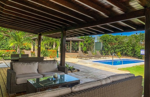 Providence House | Family size Modern House with Pool 5 mins drive from Miami Beach, Nr nightlife