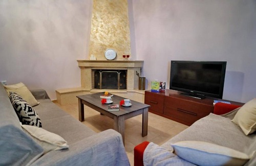 Nafpaktos Apartment | Family-sized 5 minfrom the beach!