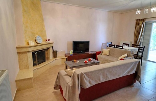 Nafpaktos Apartment | Family-sized 5 minfrom the beach!