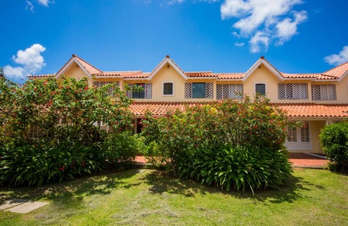Rodney Bay House | Family spot by beach w/pool