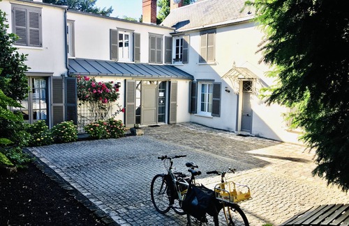 Chartres Apartment | Family Suite F3 Grant in the heart of Chartres has 55m2 2 bedrooms, parking