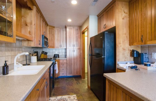 Midway Condo | Family Vacation Dog friendly , Heated In/Out Pool, Tubing & Ice Skating # 773
