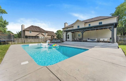 Ashley Oaks House | Family Vacation house with a big POOL