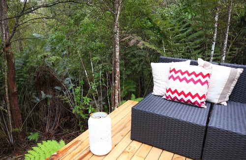 Wainui Ski Chalet | Fantail Bush Chalet, bush and golf on your doorstep!