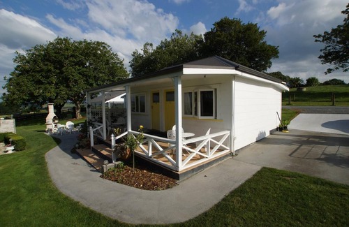 Maungatautari Apartment | Fantail Cottage - 1 of 3 in a country garden bordering a native reserve