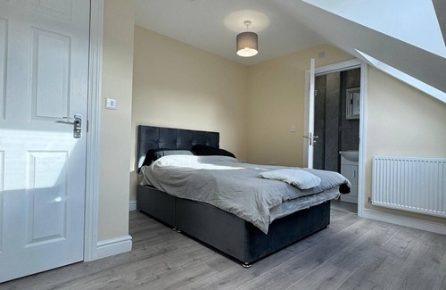 Beddington South Apartment | Fantastic 3 ensuite bedrooms in a 6 bedroom apartment in Wallington with WiFi