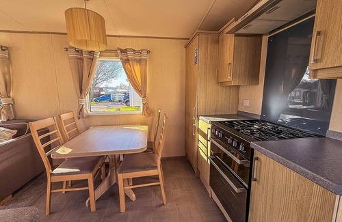 Hopton on Sea House | Fantastic caravan with decking at Haven Hopton Holiday Park ref 80069G