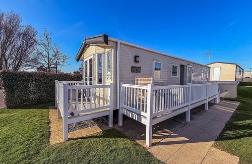 Hopton on Sea House | Fantastic caravan with decking at Haven Hopton Holiday Park ref 80069G